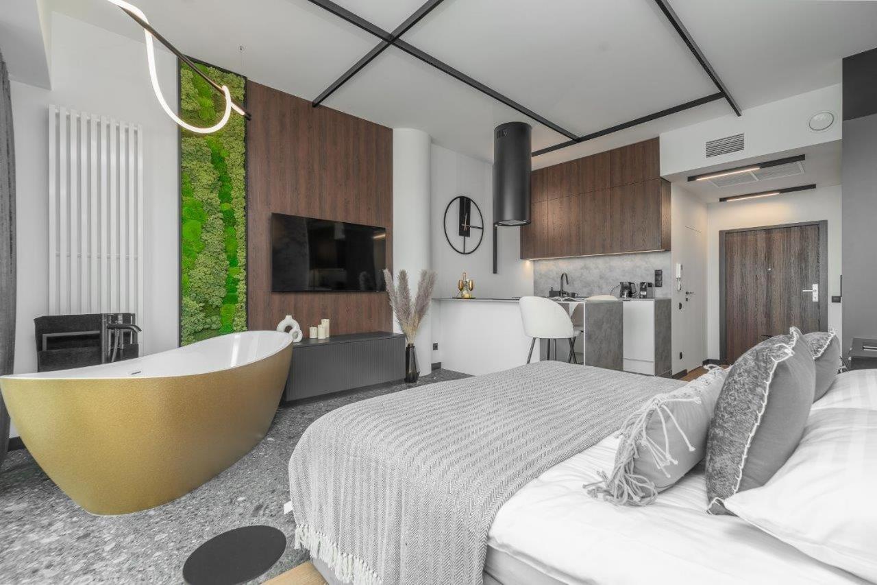 Skyline Bath Hanza Tower 24 Pool & Jacussi Apartment